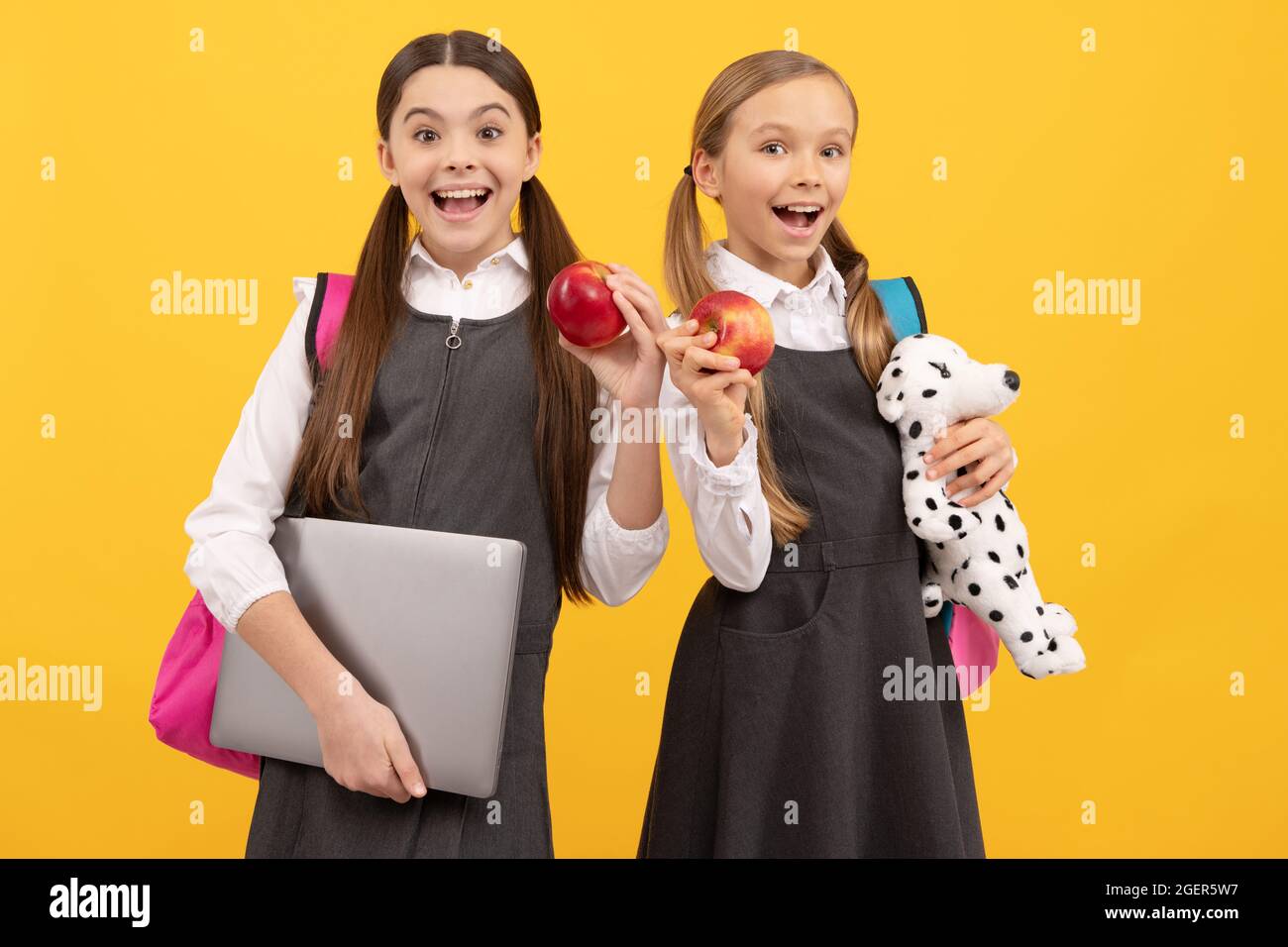 Inizio nuovo. I bambini della scuola felice tengono le mele. Spuntino scolastico. Non preoccuparti di mangiare mele. Foto Stock