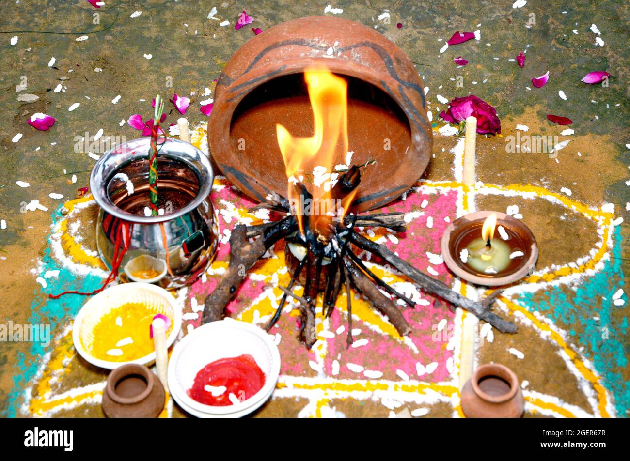 Un fuoco sacro per Puja . Viene utilizzata la messa a fuoco selettiva Foto Stock Un fuoco sacro per Puja . Viene utilizzata la messa a fuoco selettiva Foto Stock