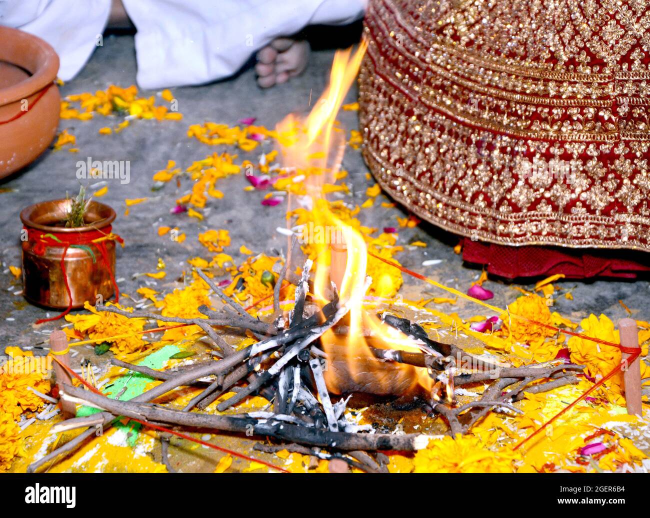 Un fuoco sacro per Puja . Viene utilizzata la messa a fuoco selettiva Foto Stock Un fuoco sacro per Puja . Viene utilizzata la messa a fuoco selettiva Foto Stock