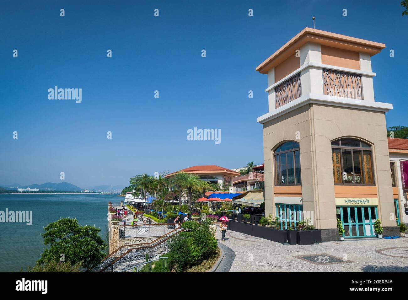 D'Deck, un complesso di ristoranti sul lungomare in Discovery Bay Plaza, Lantau Island, Hong Kong, con Disneyland visibile in lontananza (2011) Foto Stock