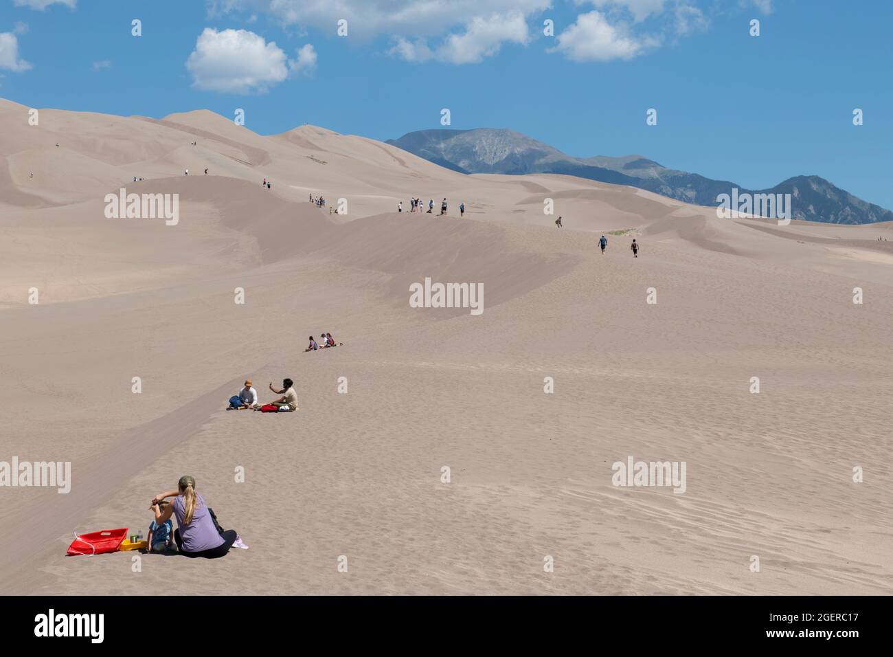 Colorado, San Luis Valley, Great Sand Dunes National Park. Grandi dune di sabbia alte fino a 750 metri. Turisti che si godono le dune. Foto Stock