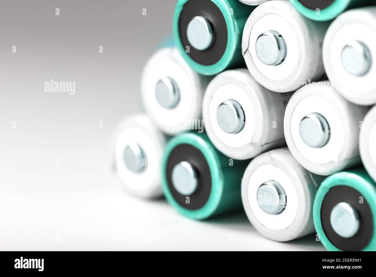 Piramidi di batterie AA su sfondo bianco con spazio libero. Il concetto di approvvigionamento energetico e di utilizzazione razionale Foto Stock