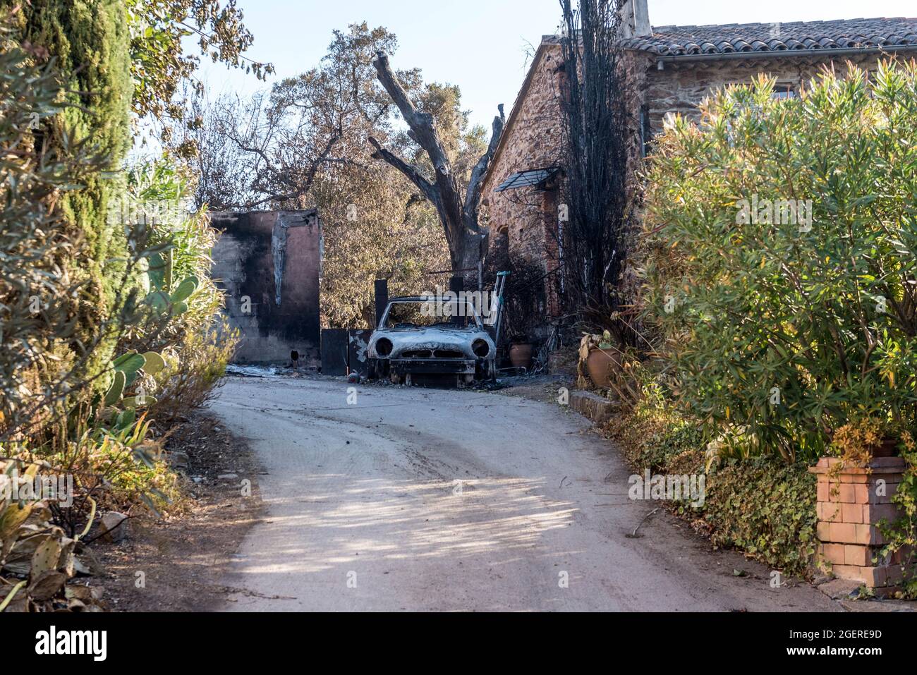 Var, Francia. 21 Agosto 2021. Danni dopo l'incendio della foresta nel massiccio di Maures nel sud della Francia tra Saint-Tropez e Vidauban il 21 agosto 2021 a Var, Francia. Photo by Florian Escoffier/ABACAPRESS.COM Credit: Abaca Press/Alamy Live News Foto Stock