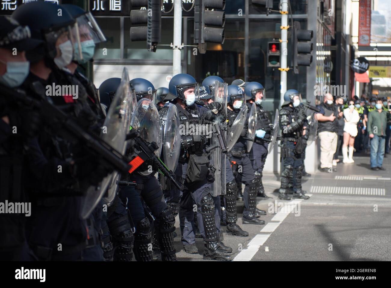 Melbourne, Australia. 21 agosto 2021. Un ufficiale di squadra di sommosse armato di un lanciatore da 40 mm si carica con giri di gas lacrimogeni da utilizzare contro i manifestanti anti anti-blocco. Credit: Jay Kogler/Alamy Live News Foto Stock