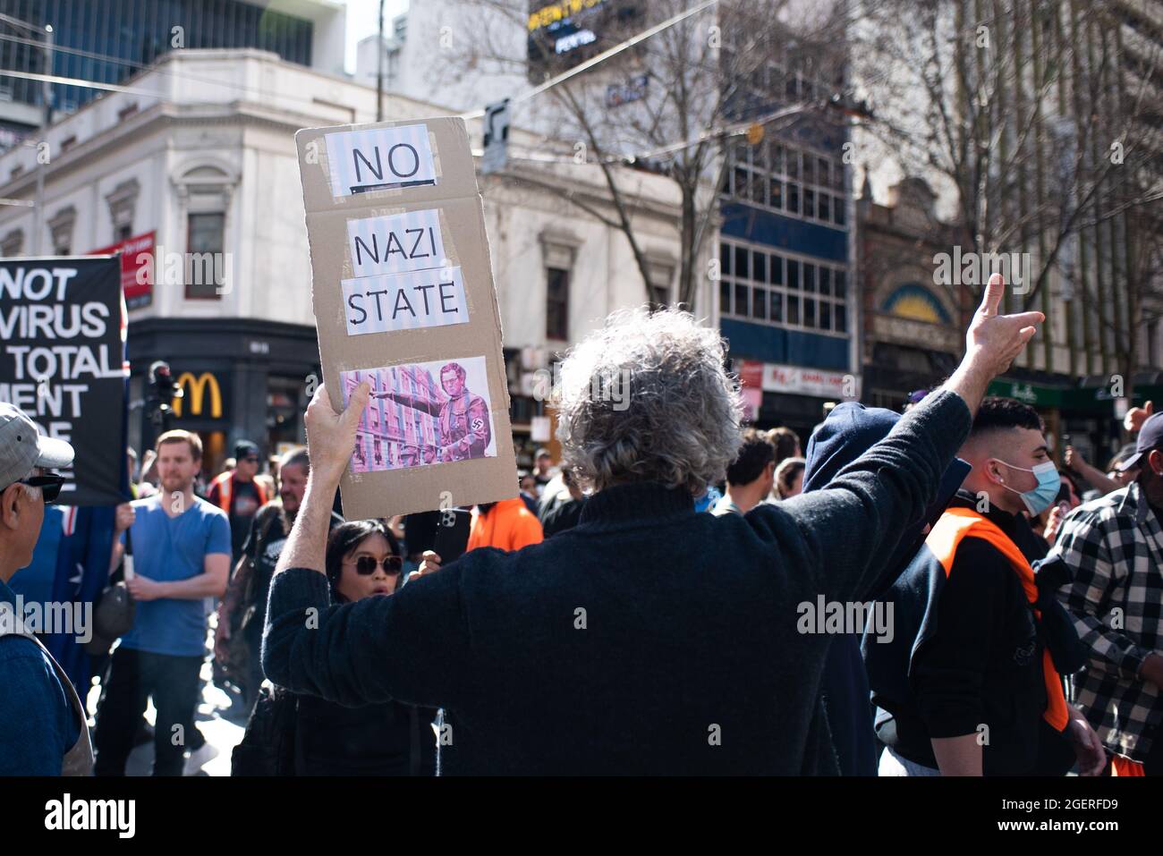 Melbourne, Australia. 21 agosto 2021. "No Nazi state” - i manifestanti di blocco nelle loro migliaia sciolgono le strade di Melbourne e vengono accolti con una feroce risposta della polizia. Credit: Jay Kogler/Alamy Live News Foto Stock