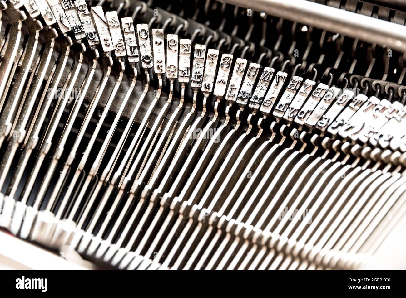 Primo piano di un set di attaccanti per macchine da scrivere d'epoca, riprese macro Foto Stock