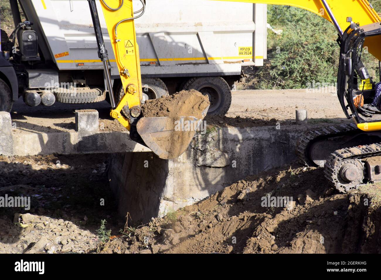 08-05-2020, Bhadapipalya, Madhya Pradesh, India. Il moderno escavatore JCB esegue lavori di scavo sul cantiere Foto Stock