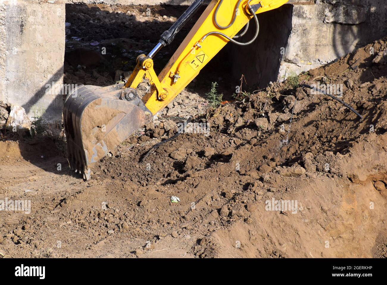 08-05-2020, Bhadapipalya, Madhya Pradesh, India. Il moderno escavatore JCB esegue lavori di scavo sul cantiere Foto Stock