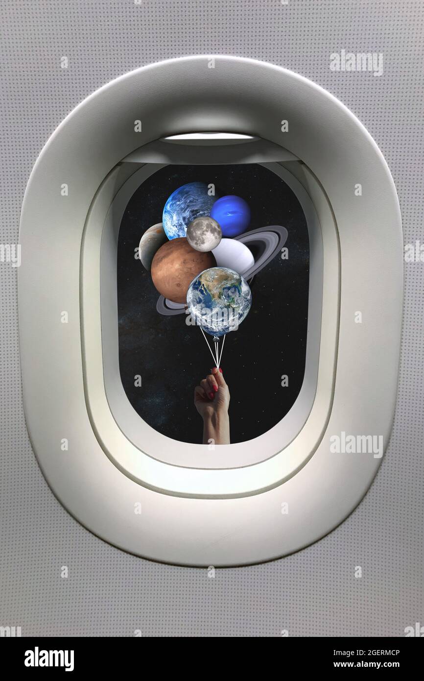 Vista dalla finestra oblò a portata di mano con palloncini a forma di pianeti in sistema solare. Elementi di questa immagine forniti dalla NASA. Foto Stock