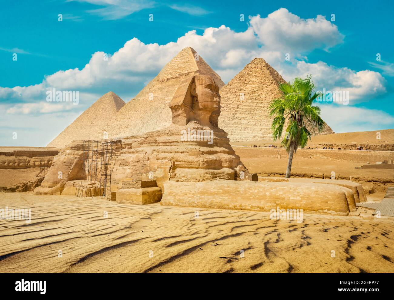 Sfinge e piramide nel deserto egiziano Foto Stock