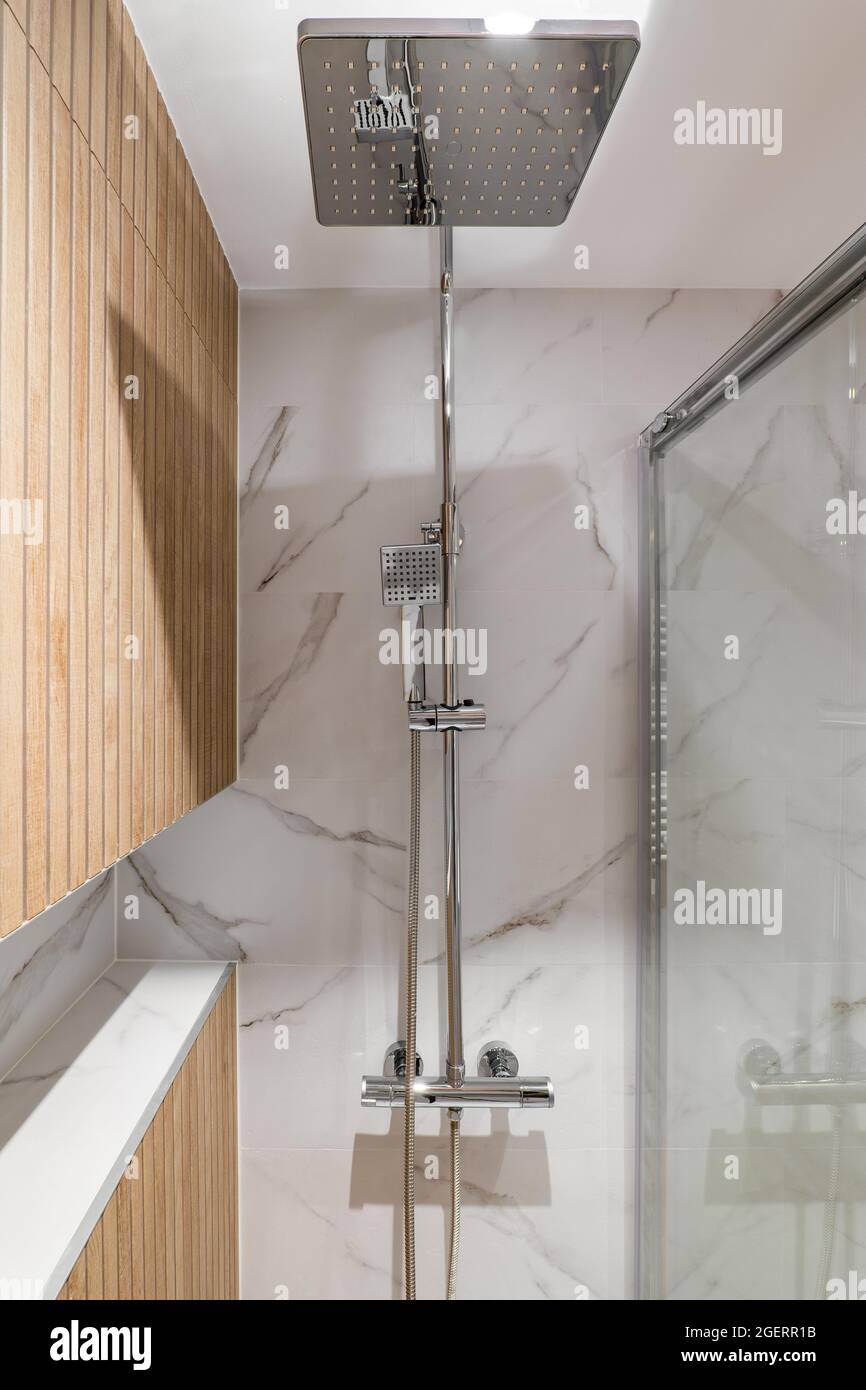 Grande soffione doccia e finiture in legno all'interno di un moderno bagno  ristrutturato Foto stock - Alamy
