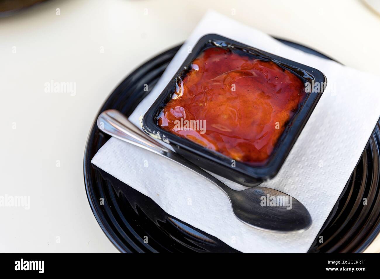 Trilece dessert su un piccolo piatto, dolce tradizionale albanese, dessert, servito in un ristorante a Gjirokaster, Albania Foto Stock