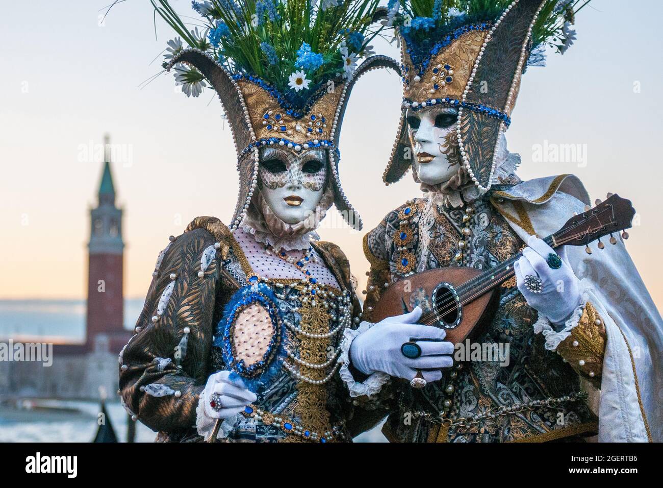 Maschere, cappelli e costumi di carnevale maschili e femminili a Venezia  Foto stock - Alamy