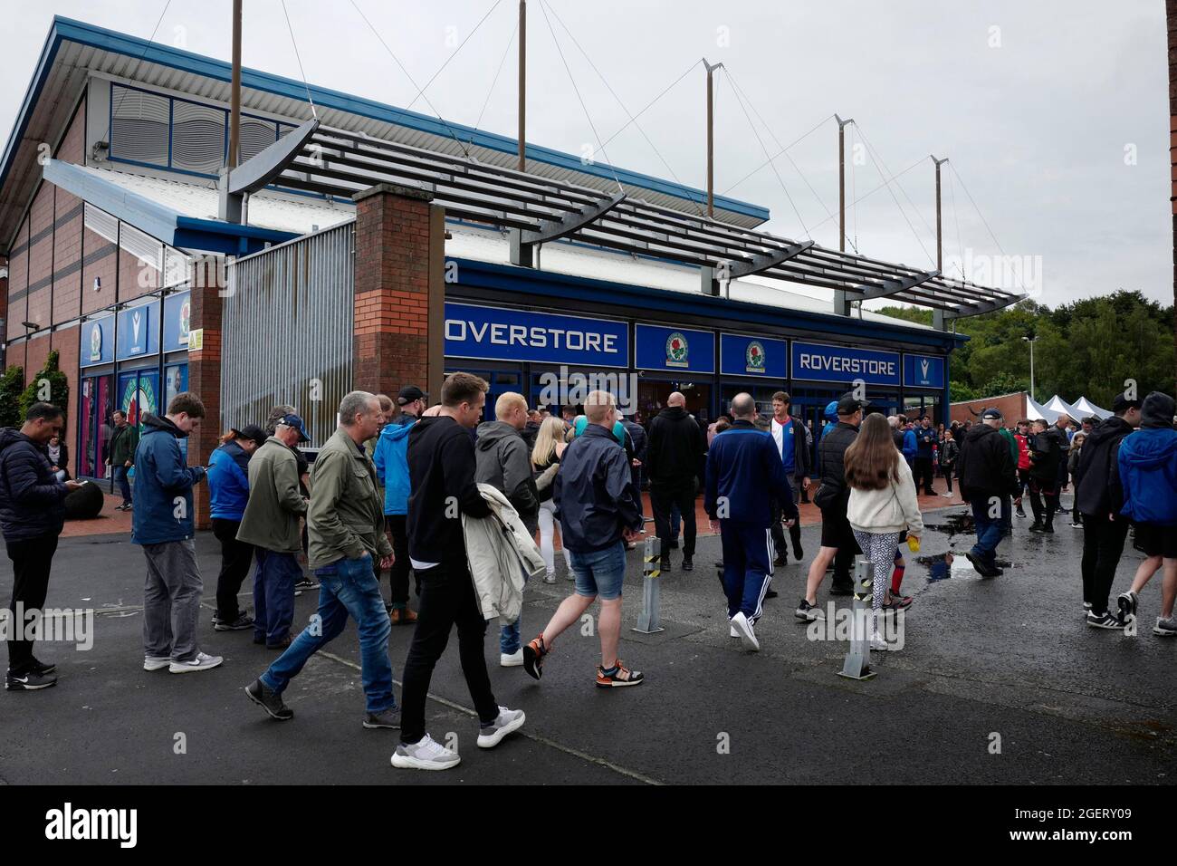 I tifosi arrivano prima del calcio d'inizio della partita del Campionato Sky Bet all'Ewood Park, Blackburn. Data foto: Sabato 21 agosto 2021. Foto Stock