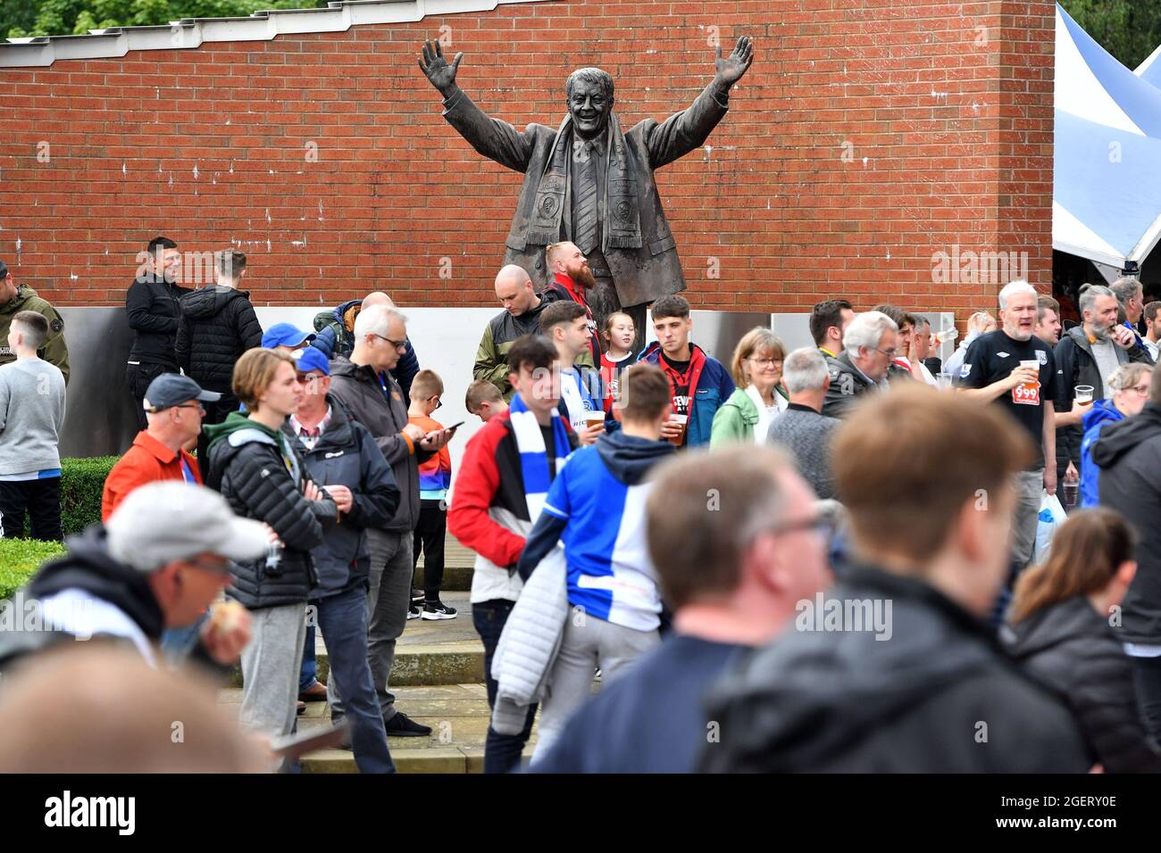 I tifosi arrivano prima del calcio d'inizio della partita del Campionato Sky Bet all'Ewood Park, Blackburn. Data foto: Sabato 21 agosto 2021. Foto Stock