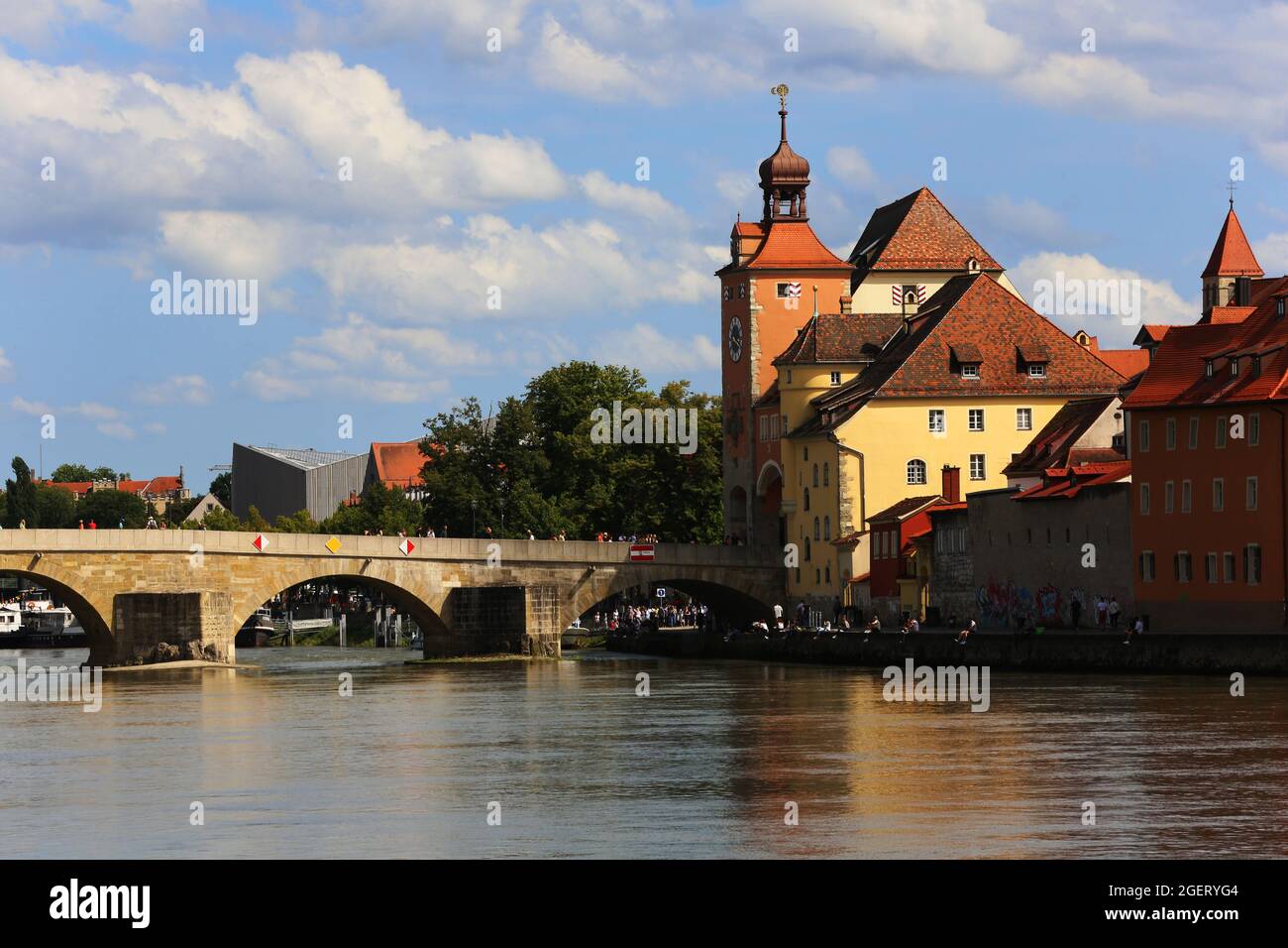 Mittelalterliche Stadt Regensburg, mit Altstadt und Steinerne Brücke über die Donau in der Oberpfalz in Bayern in Deutschland Foto Stock