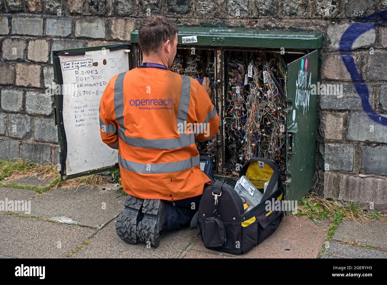 BT OpenREACH ingegnere che lavora in una scatola di utilità aperta a Edimburgo, Scozia, Regno Unito. Foto Stock