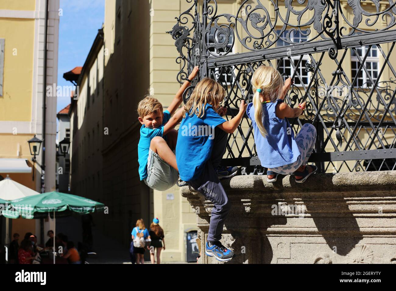 Kinder spielen a Regensburg, Altstadt, Mittelalterstadt oder Innenstadt a der Oberpfalz, Baviera, Germania Foto Stock