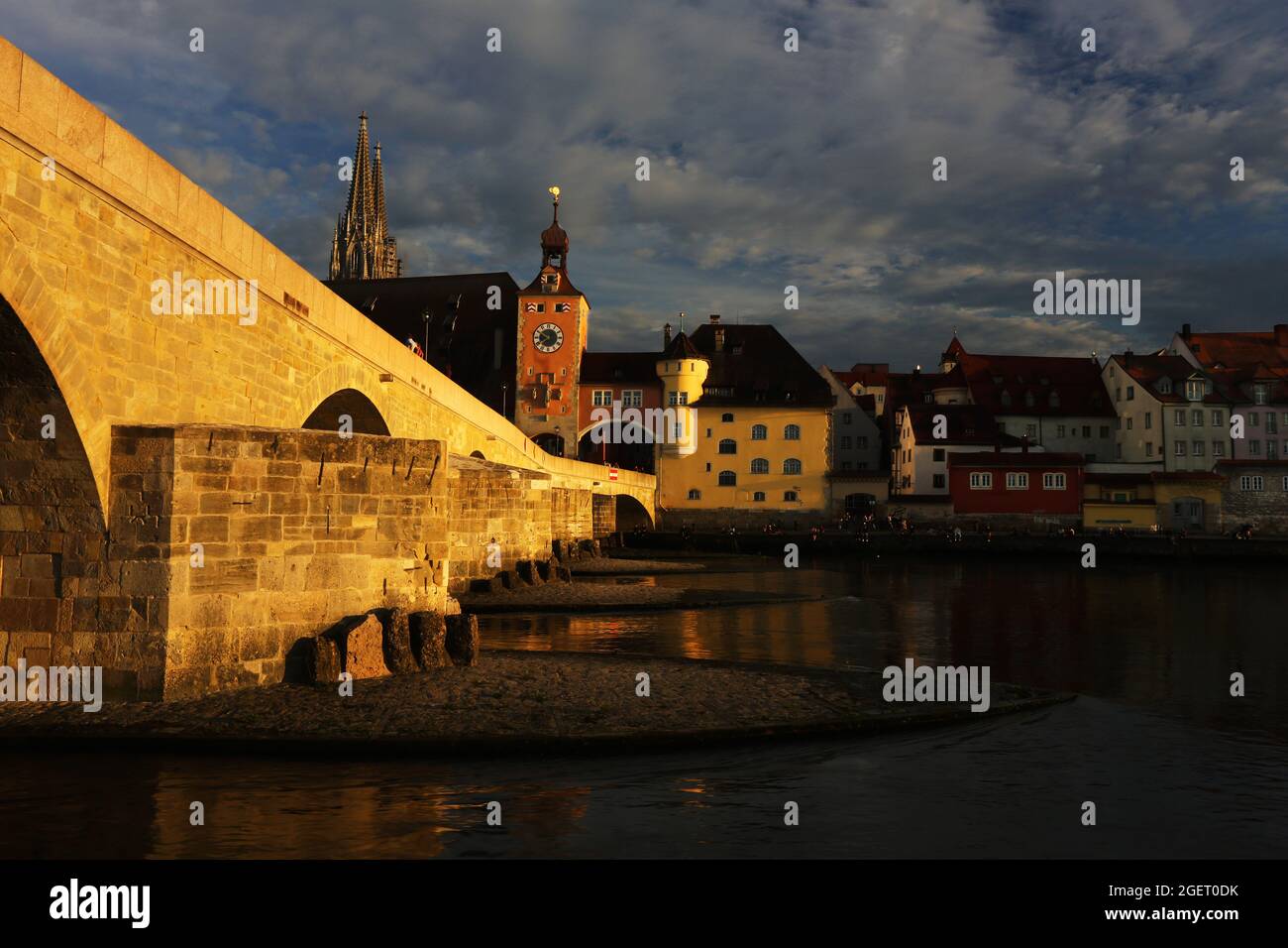Mittelalterliche Stadt Regensburg, mit Altstadt und Steinerne Brücke über die Donau in der Oberpfalz in Bayern in Deutschland Foto Stock