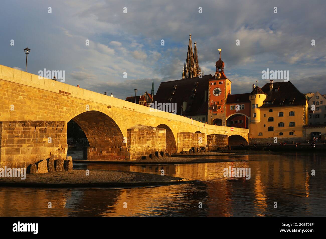 Mittelalterliche Stadt Regensburg, mit Altstadt und Steinerne Brücke über die Donau in der Oberpfalz in Bayern in Deutschland Foto Stock