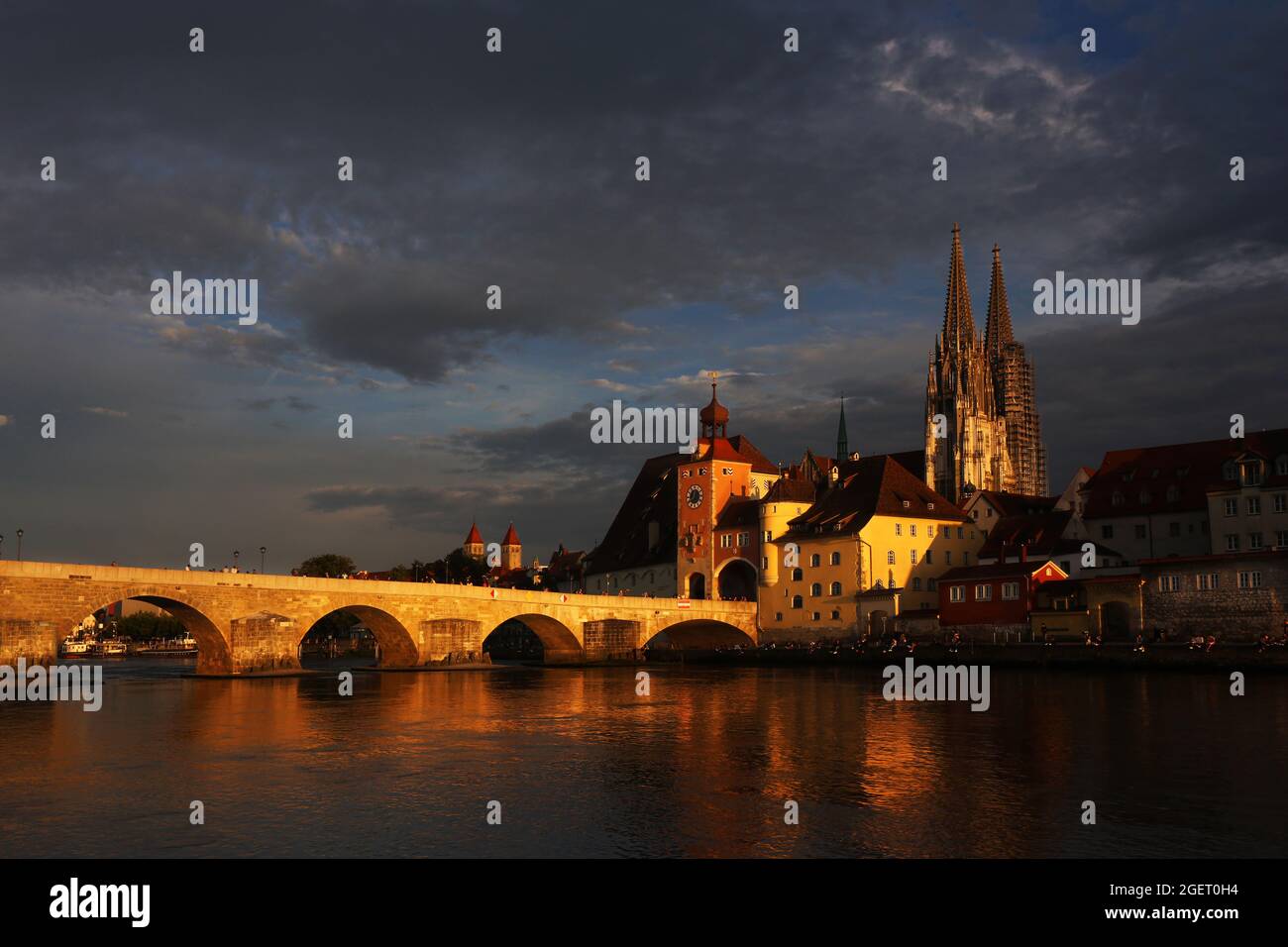 Mittelalterliche Stadt Regensburg, mit Altstadt und Steinerne Brücke über die Donau in der Oberpfalz in Bayern in Deutschland Foto Stock