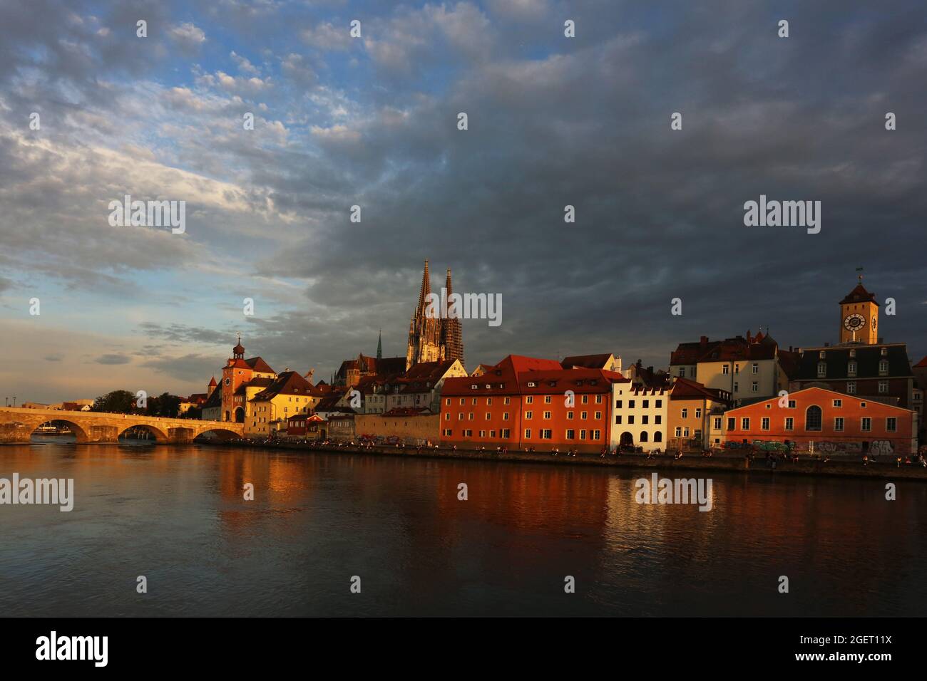 Mittelalterliche Stadt Regensburg, mit Altstadt und Steinerne Brücke über die Donau in der Oberpfalz in Bayern in Deutschland Foto Stock