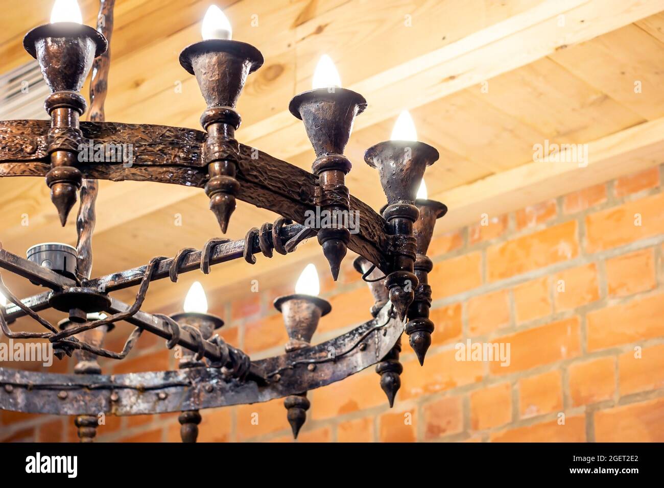 Antico lampadario in metallo medievale nell'antico castello in stile gotico  con lampade elettriche Foto stock - Alamy