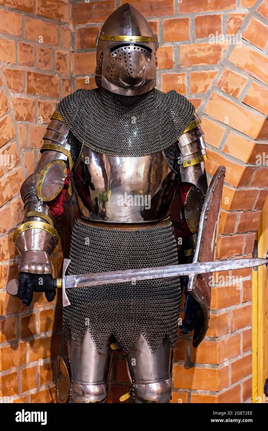 Vecchia armatura medievale in ferro cavaliere per la protezione dei guerrieri antichi in combattimento. Tradizionale combattente passato pesante metallo attrezzature di difesa in battaglia Foto Stock