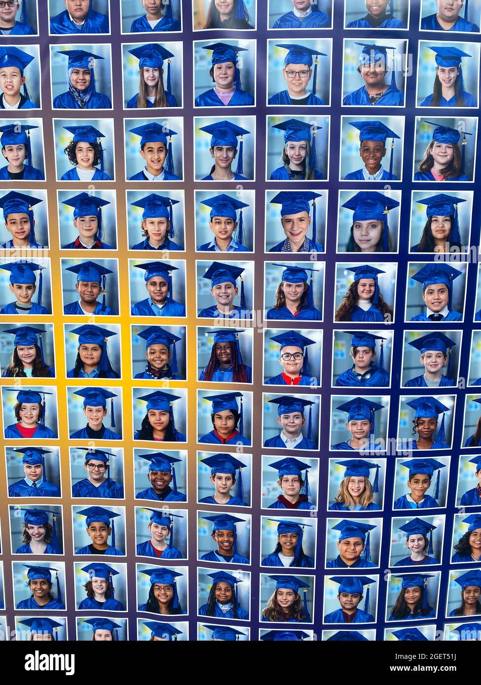 Foto dei laureati. La pandemia di Covid-19 non consentiva ritratti di gruppo smascherati al P.S. 130 di Brooklyn, New York. Foto Stock