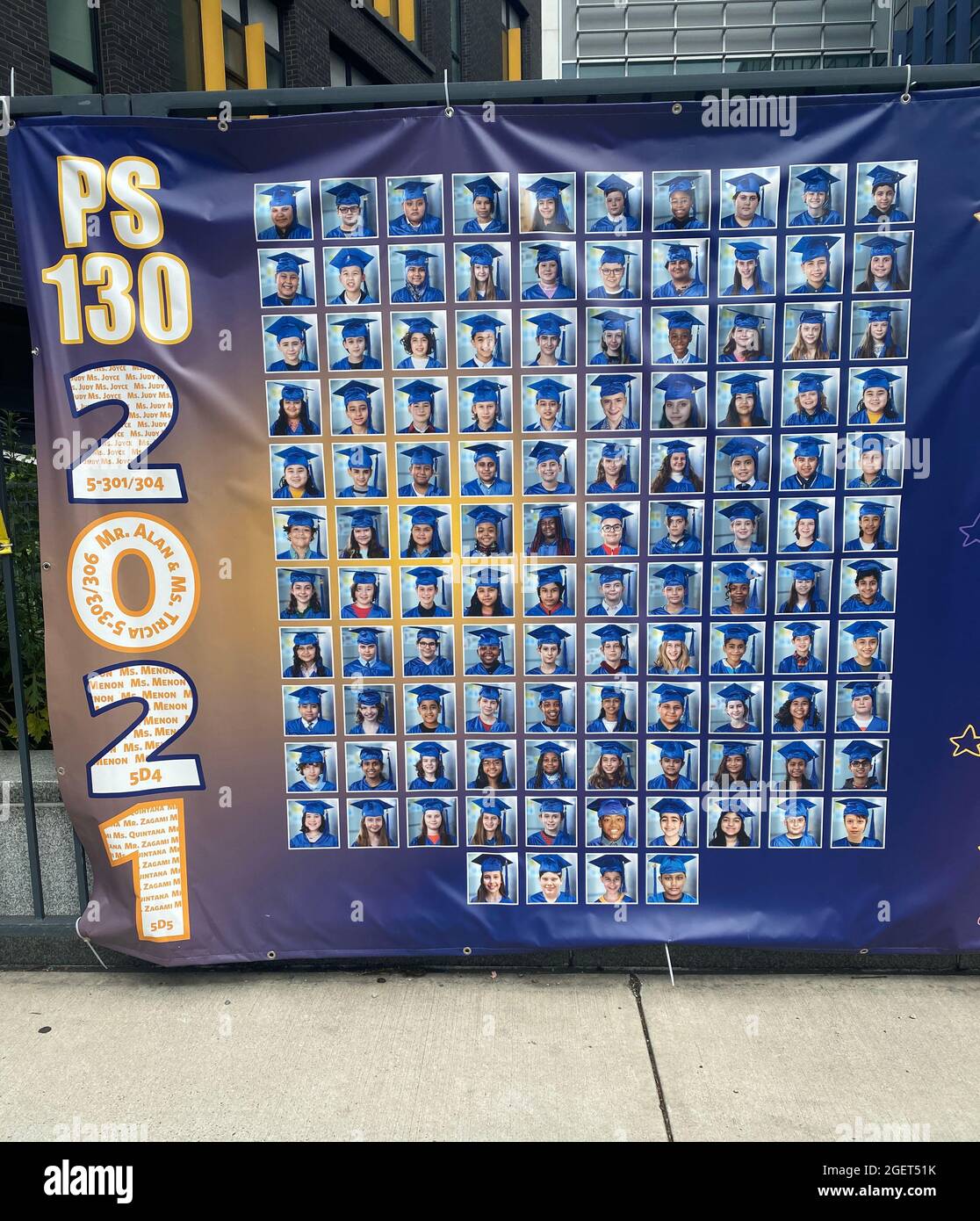 Foto dei laureati. La pandemia di Covid-19 non consentiva ritratti di gruppo smascherati al P.S. 130 di Brooklyn, New York. Foto Stock