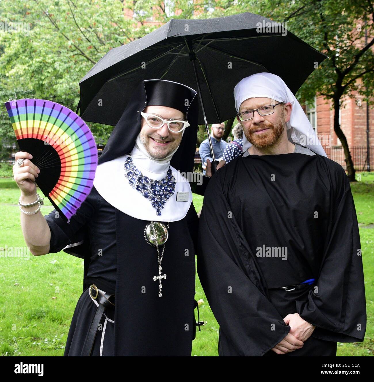 Manchester, Regno Unito, 21 agosto 2021. Una piccola dimostrazione nel centro di Manchester, Regno Unito. Le richieste includevano la fine della commercializzazione del LGBT Pride locale. Ciò fa seguito alle proteste dei mezzi di comunicazione di massa sull'evento di Manchester Pride che ha posto fine ai finanziamenti ad alcuni gruppi locali, tra cui il George House Trust, che fornisce servizi alle persone che vivono con l'HIV e sono colpite dall'HIV, e lo schema di distribuzione del preservativo della LGBT Foundation. Due manifestanti vestiti da monache. Credit: Terry Waller/Alamy Live News Foto Stock