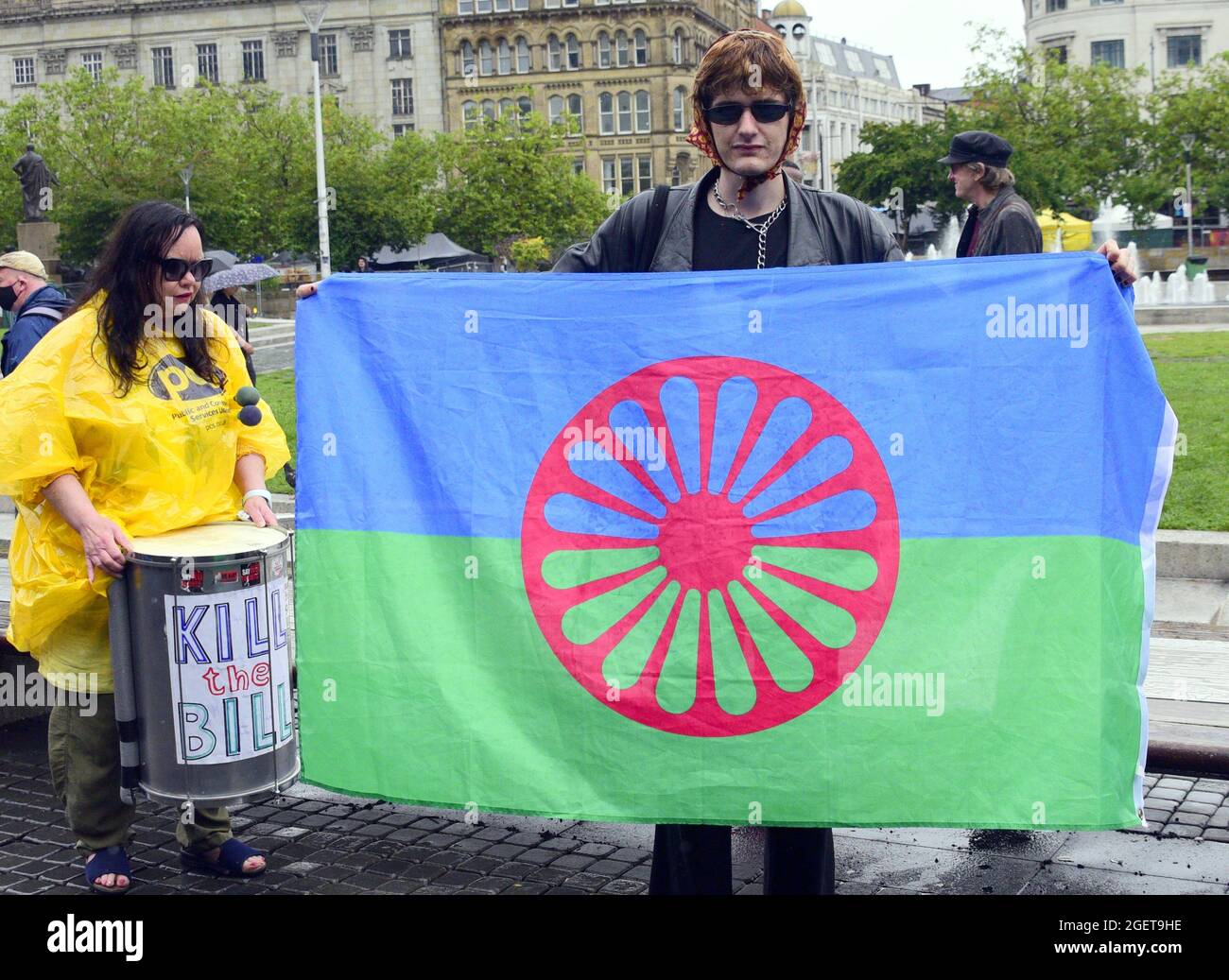 Manchester, Regno Unito, 21 agosto 2021. Manifestazione contro la nuova polizia, il crimine, la condanna e la Corte Bill, Piccadilly Gardens, Manchester, Regno Unito. Gli organizzatori dicono: “la nuova legge di polizia, criminalità, condanna e giustizia del governo è un attacco senza precedenti alla nostra libertà di protesta. In base a questo disegno di legge, le forze di polizia potranno criminalizzare le proteste che ritengono costituiscano un "disturbo pubblico”. Una persona ha una bandiera Romany. Credit: Terry Waller/Alamy Live News Foto Stock