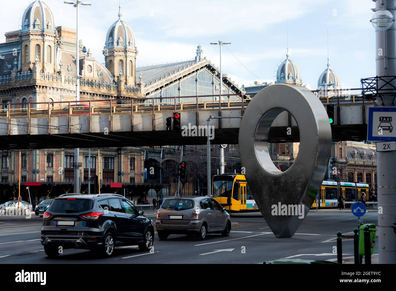 Contrassegno di posizione sulla strada trafficata della città. Budapest, Ungheria Foto Stock