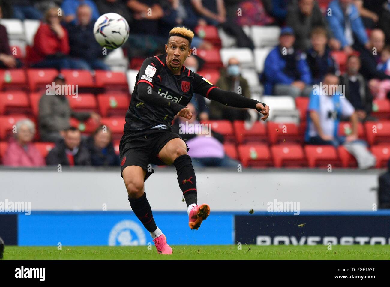 West Bromwich Albion's Callum Robinson ha un colpo in gol durante la partita Sky Bet Championship a Ewood Park, Blackburn. Data foto: Sabato 21 agosto 2021. Foto Stock