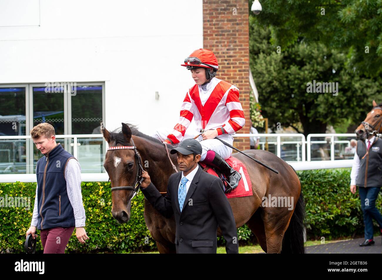 Sunbury-on-Thames, Middlesex, Regno Unito. 20 Agosto 2021. Horse Moon Island, cavalcata dal jockey Saffie Osborne dopo essere stata seconda nella prova il nostro nuovo prezzo Booster a Unibet Fillies 'Novice Stakes (Classe 5). Allenatore Roger Charlton, Beckhampton. Credit: Maureen McLean/Alamy Foto Stock