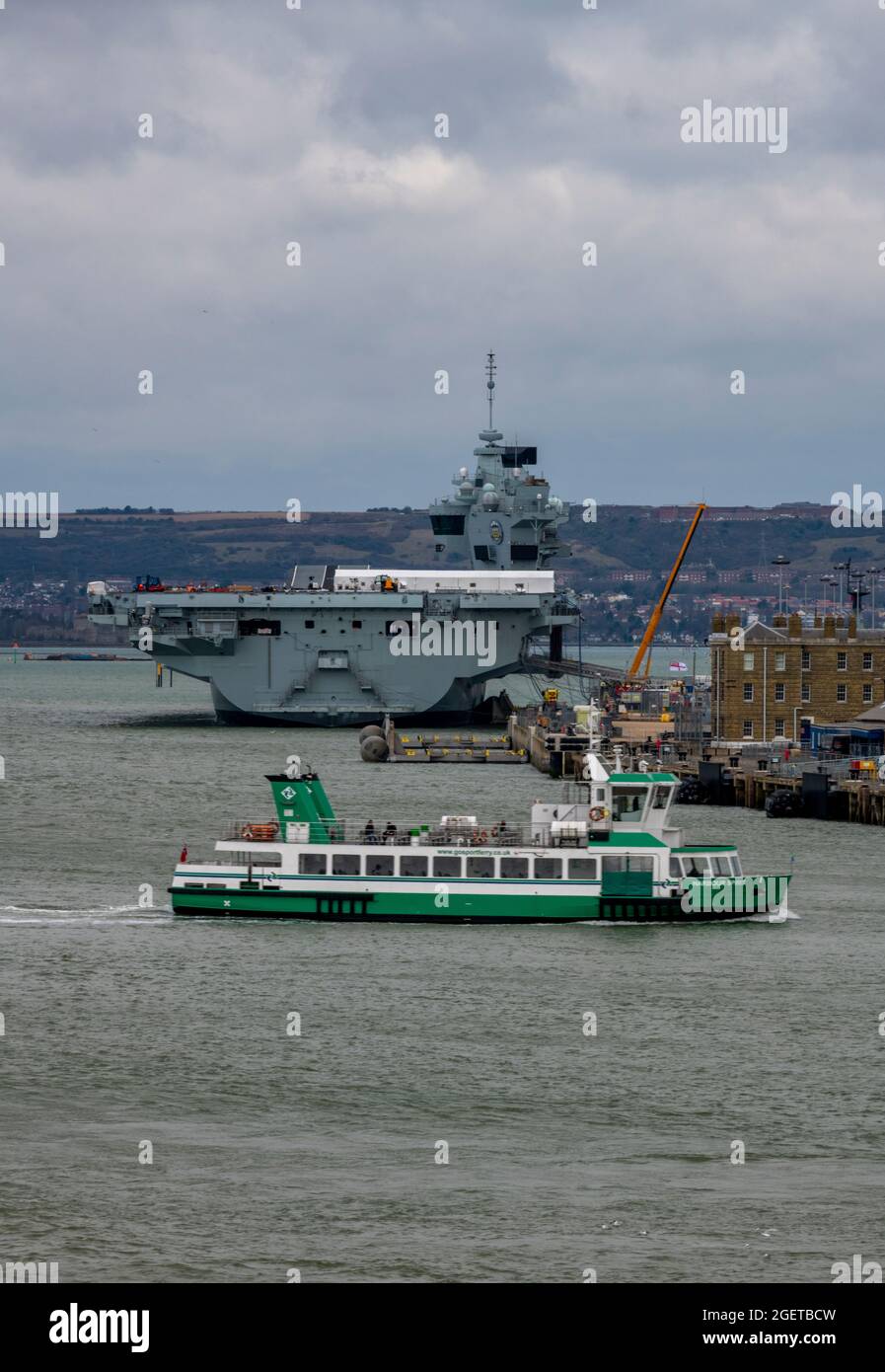 il traghetto gosport che attraversa il porto di portsmouth, il vettore aereo della marina reale, il principe del galles, la nave grande, la marina reale, i trasporti pubblici, molo di portsmouth. Foto Stock