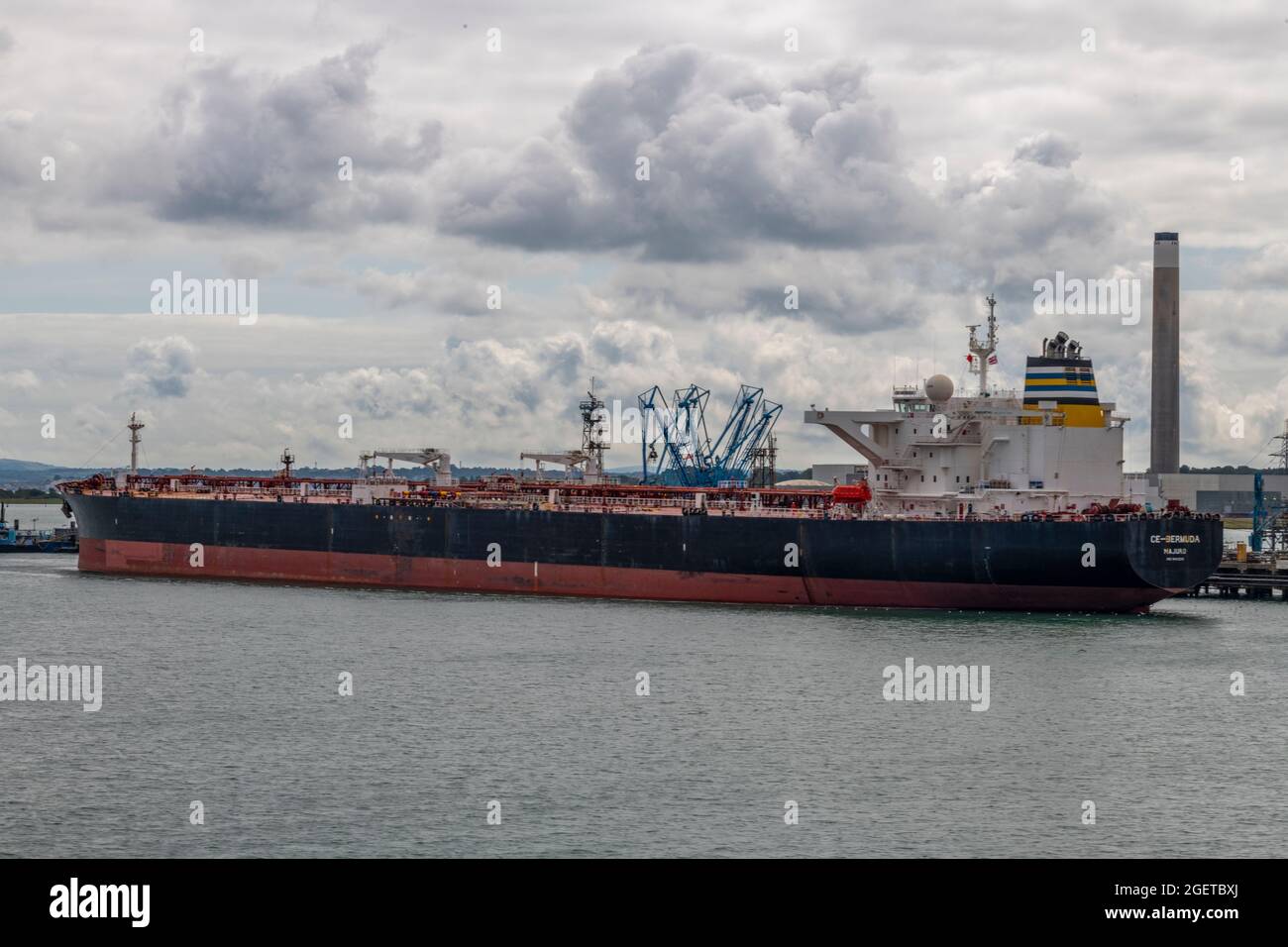 nave grande, petroliera, esso fawley, raffineria di petrolio di fawley, stabilimento di lavorazione del petrolio di fawley, petroliera marittima, petroliera marina, trasporto di petrolio e gas. Foto Stock