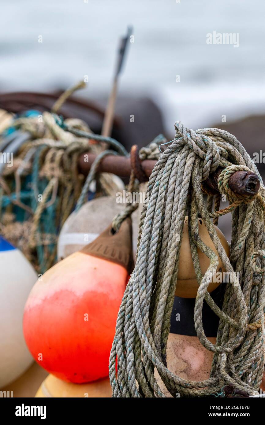 attrezzatura da pesca, attrezzi da pesca, funi e boe che asciugano, attrezzatura da pesca sul porto che asciuga al sole, pesca a strascico, pescherecci da traino, nautica, marittima. Foto Stock