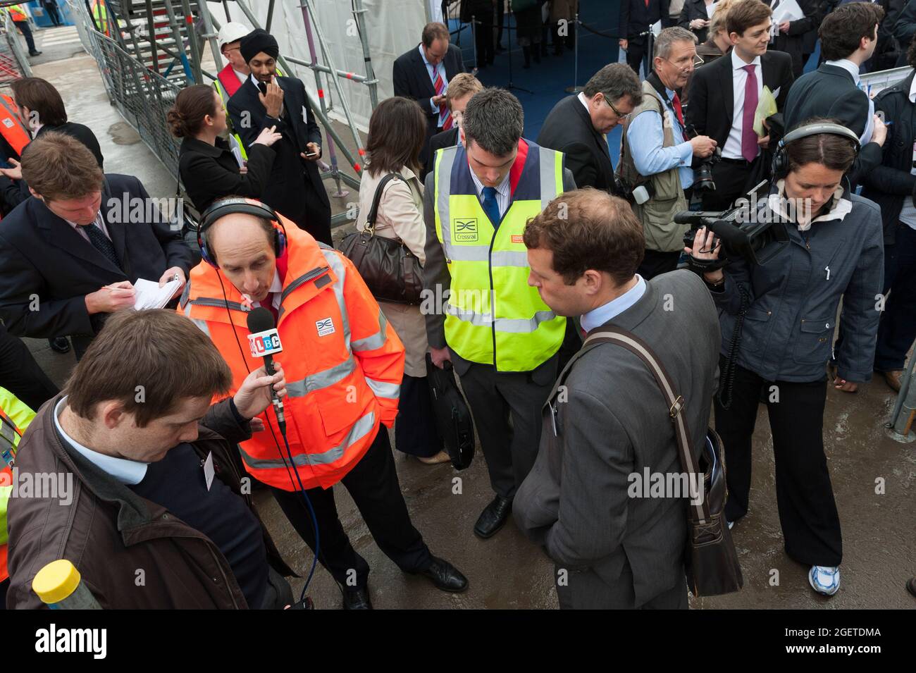 Il ministro dei Trasporti Andrew Adonis ha parlato alla stampa dopo aver affondato il primo palo per la nuova stazione di Canary Wharf Crossrail, inizio ufficiale della costruzione di Crossrail. Crossrail è una linea ferroviaria che, una volta completata, fornirà un servizio passeggeri ad alta frequenza che attraversa la capitale da ovest a est. Canary Wharf, Londra, Regno Unito. 15 maggio 2009 Foto Stock