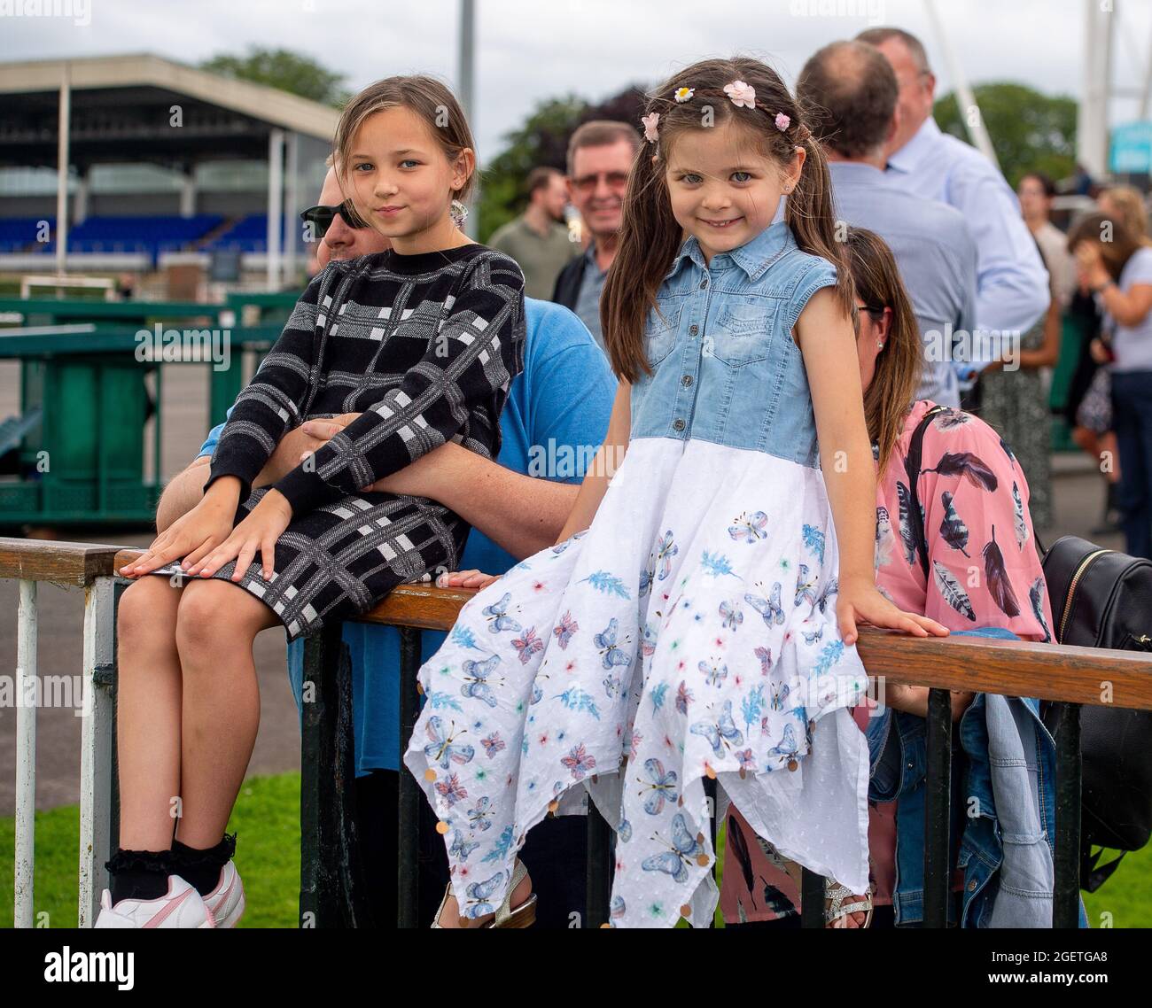 Sunbury-on-Thames, Middlesex, Regno Unito. 20 Agosto 2021. Racegoers godersi una giornata alle gare di Kempton Park. Credit: Maureen McLean/Alamy Foto Stock