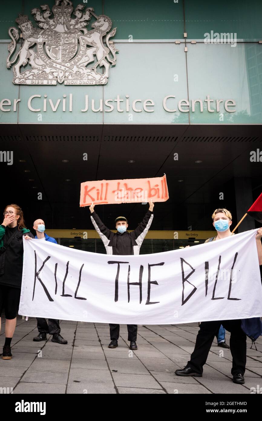 Manchester, Regno Unito. 21 Agosto 2021. I manifestanti con Kill i banner Bill si distinguono dal Civil Justice Center. Le proteste in tutto il paese sono state organizzate a causa della proposta di legge di polizia, criminalità e condanna che, se approvata, introdurrebbe una nuova legislazione in materia di manifestazioni. Credit: Andy Barton/Alamy Live News Foto Stock