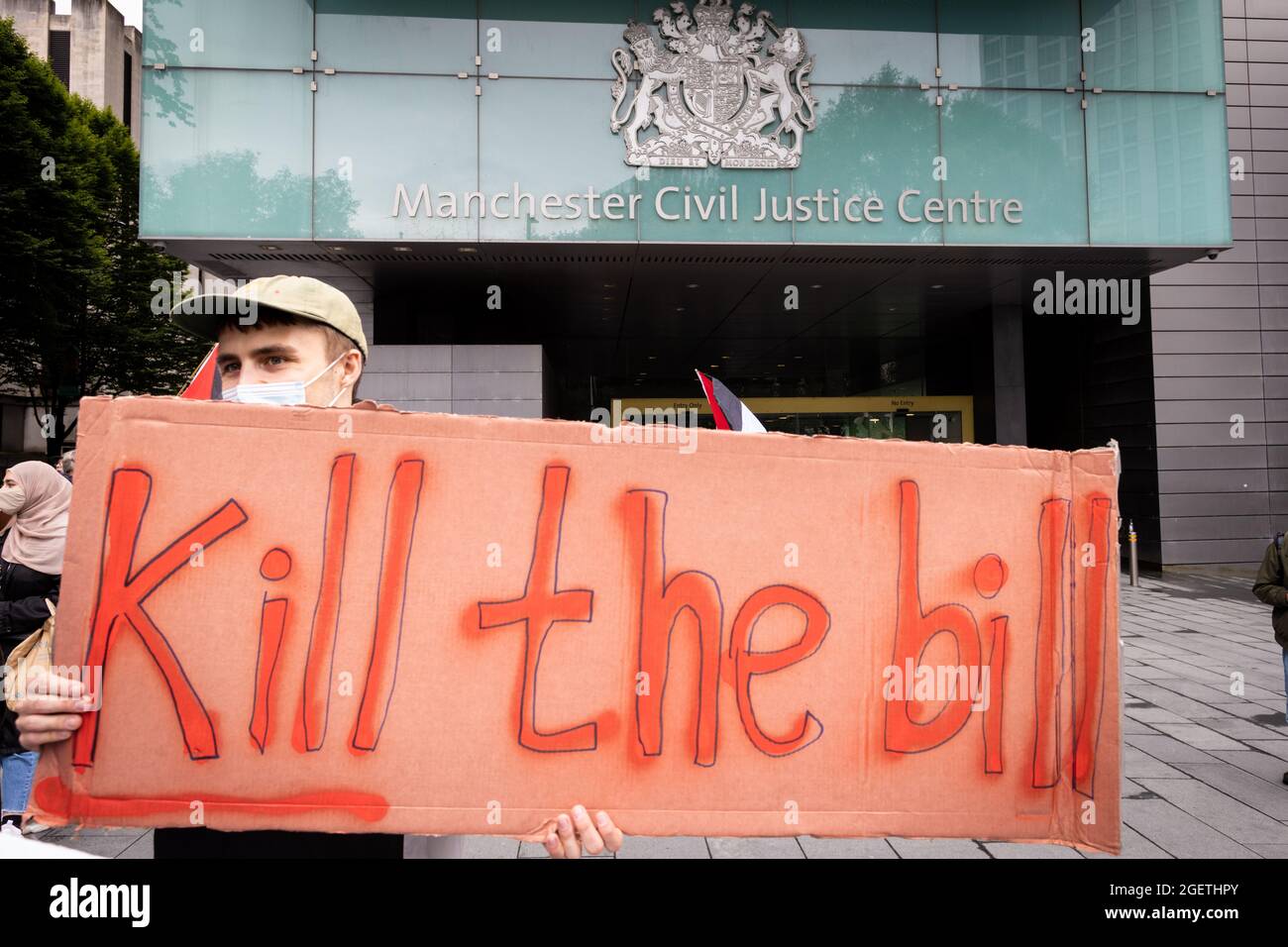 Manchester, Regno Unito. 21 Agosto 2021. I manifestanti con Kill i banner Bill si distinguono dal Civil Justice Center. Le proteste in tutto il paese sono state organizzate a causa della proposta di legge di polizia, criminalità e condanna che, se approvata, introdurrebbe una nuova legislazione in materia di manifestazioni. Credit: Andy Barton/Alamy Live News Foto Stock