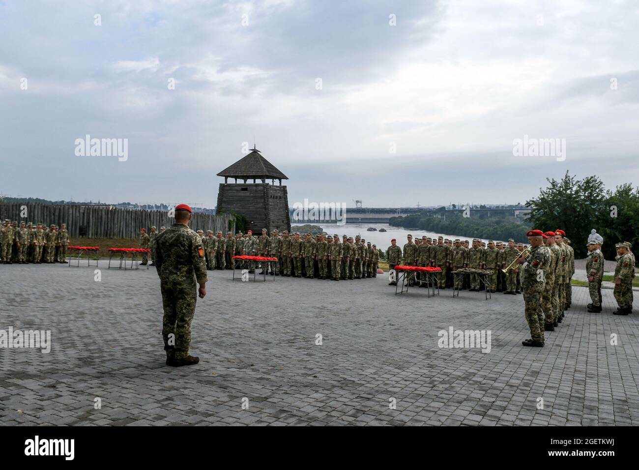 Non esclusiva: ZAPORIZHZHZHIA, UCRAINA - 21 AGOSTO 2021 - la cerimonia di premiazione degli ormeggi al personale militare del 55° Zaporizhzhian sich arti Foto Stock