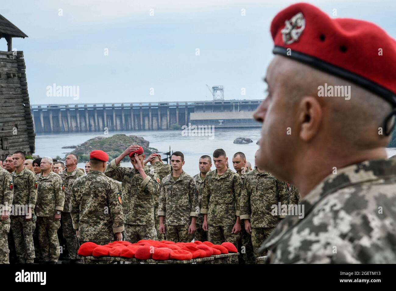 Non esclusiva: ZAPORIZHZHIA, UCRAINA - 21 AGOSTO 2021 - il personale militare della 55a Brigata di artiglieria Zaporizhzhian sich accetta beretti al Foto Stock