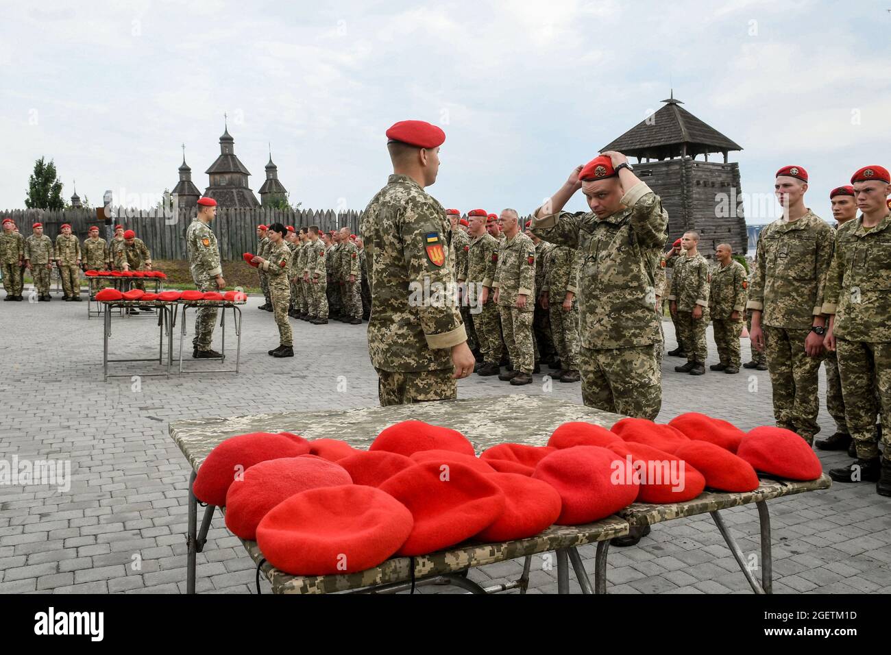 Non esclusiva: ZAPORIZHZHIA, UCRAINA - 21 AGOSTO 2021 - il personale militare della 55a Brigata di artiglieria Zaporizhzhian sich accetta beretti al Foto Stock