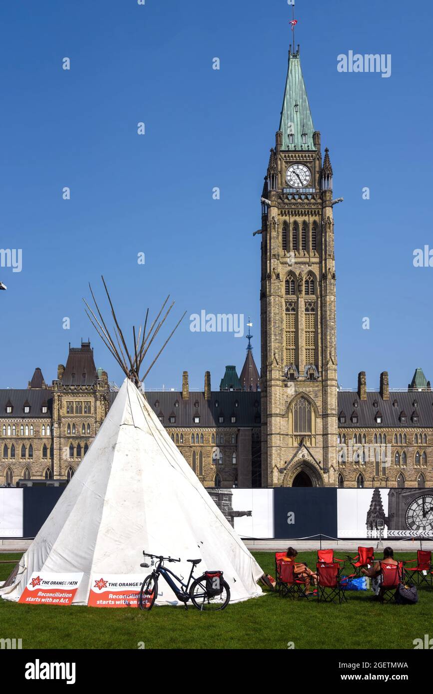 Ottawa, Canada – 21 agosto 2021: Teepee eretto su Parliament Hill dai membri del movimento "The Blinding Light Walk - Tiger Lily" che ha camminato da Sudbury, IN POI per attuare ulteriori misure di riconciliazione e di ulteriore modifica della legge indiana del 1876 da parte del governo canadese. Foto Stock