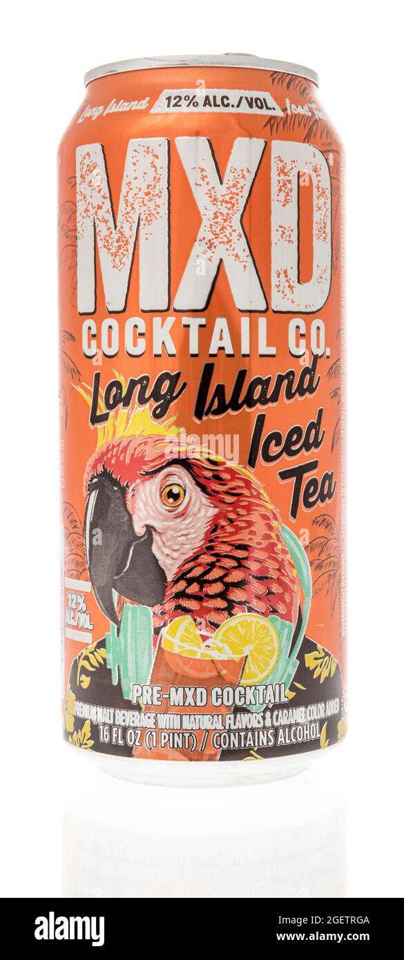 Winneconne, WI -15 Agosto 2021: Una lattina di MXD cocktail lunga isola Igled tea cocktail su uno sfondo isolato Foto Stock