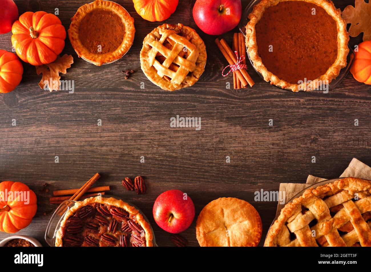 Varietà di torte autunnali fatte in casa. Zucca, mela e pecan. Sopra la vista doppio bordo su uno sfondo rustico in legno con spazio copia. Foto Stock