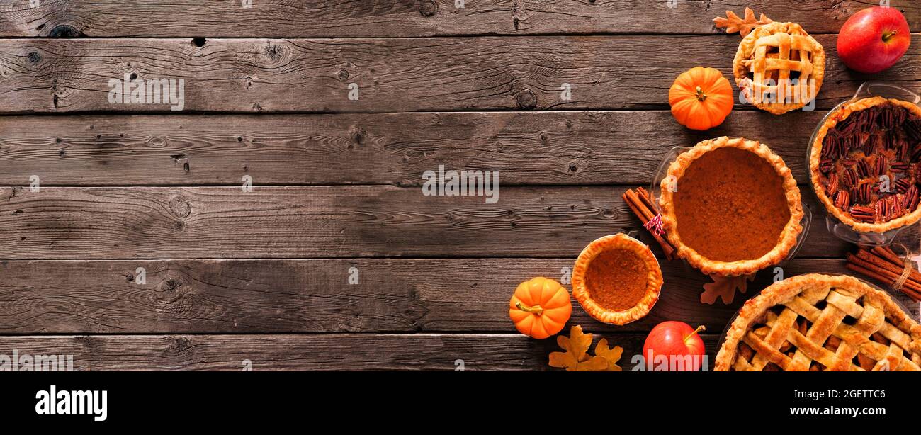 Torte d'autunno assortite fatte in casa. Zucca, mela e pecan. Vista dall'alto bordo d'angolo su sfondo di banner in legno rustico con spazio per la copia. Foto Stock