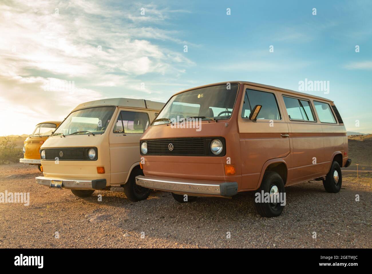 Fila di campers Volkswagen Kombi classico autobus nel deserto vicino Kingman Arizona Foto Stock